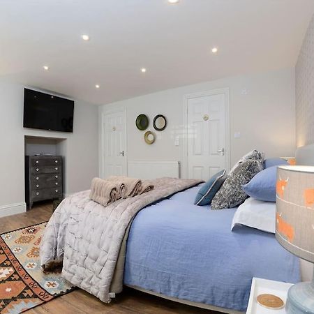 Apartment West With Free Parking Whitby Eksteriør billede