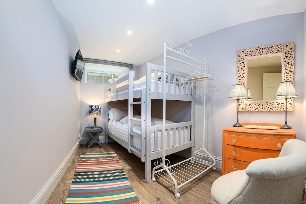 Apartment West With Free Parking Whitby Eksteriør billede
