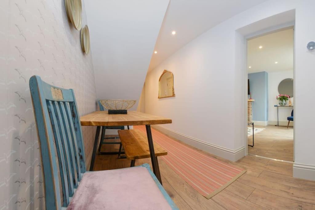 Apartment West With Free Parking Whitby Eksteriør billede