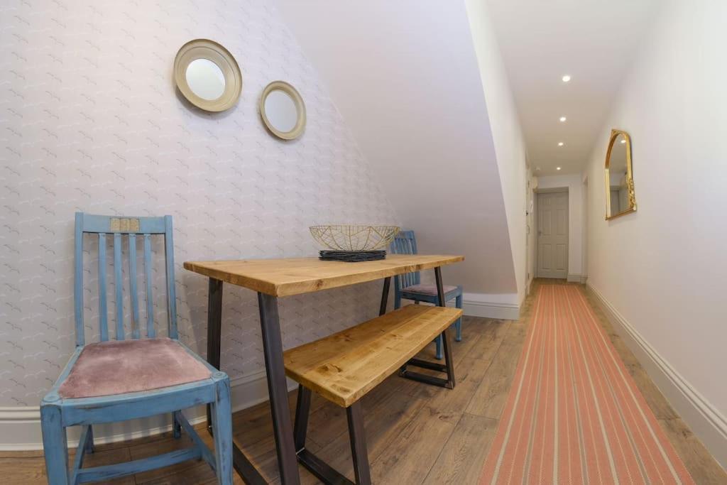 Apartment West With Free Parking Whitby Eksteriør billede